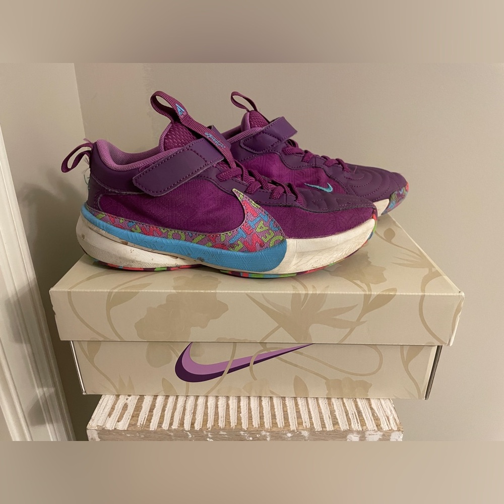 Nike Kids' Freak 5 Basketball Shoes - Size 1.5Y (Bundle for Discount)